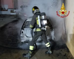 Incendio a La Maddalena, auto distrutta dalle fiamme