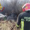 Incendio nelle campagne di Arzachena a ridosso della strada