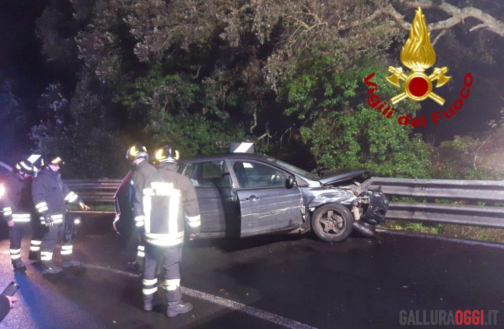 Perde il controllo dell'auto e finisce contro il guardrail a Palau