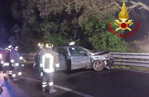 Perde il controllo dell'auto e finisce contro il guardrail a Palau