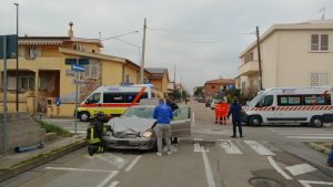 Violento incidente a Olbia, una delle auto si ribalta