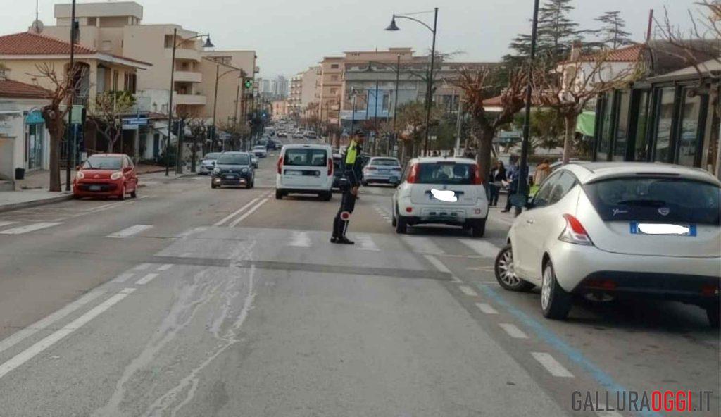 Dopo il tamponamento fugge, ma perde la targa l'incidente a Olbia
