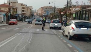 Dopo il tamponamento fugge, ma perde la targa l'incidente a Olbia