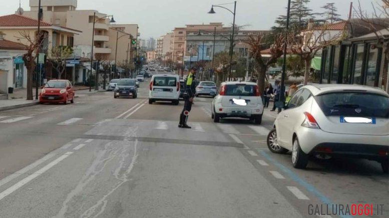 Dopo il tamponamento fugge, ma perde la targa l'incidente a Olbia