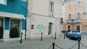 Graffiti e scritte nel centro di Olbia, mobilitate tutte le Forze dell'Ordine