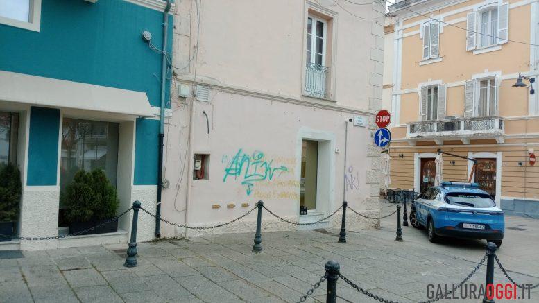 Graffiti e scritte nel centro di Olbia, mobilitate tutte le Forze dell'Ordine