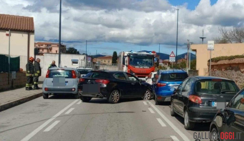 Incidente nel centro di Olbia, coinvolte quattro auto