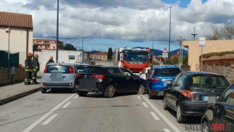 Incidente nel centro di Olbia, coinvolte quattro auto