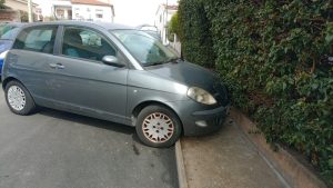 Perde il controllo dell'auto e finisce sul marciapiede a Olbia