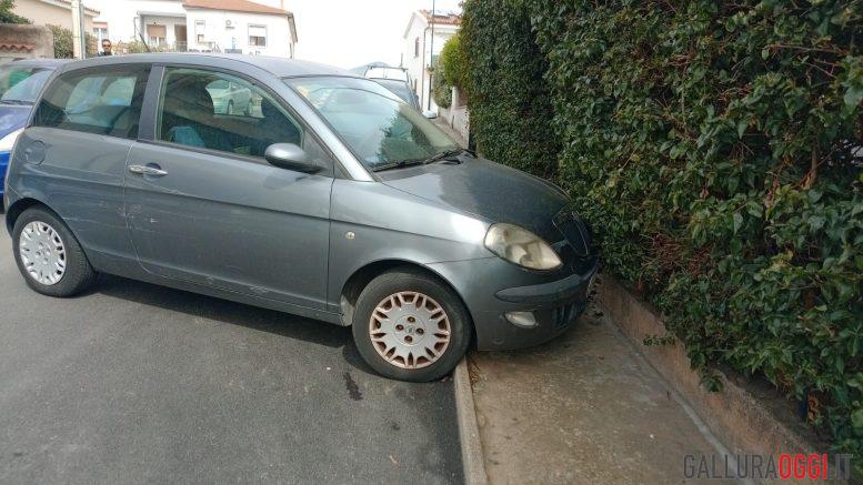 Perde il controllo dell'auto e finisce sul marciapiede a Olbia