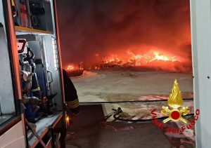 Incendio nella notte a Porto Rotondo, distrutto un cantiere nautico