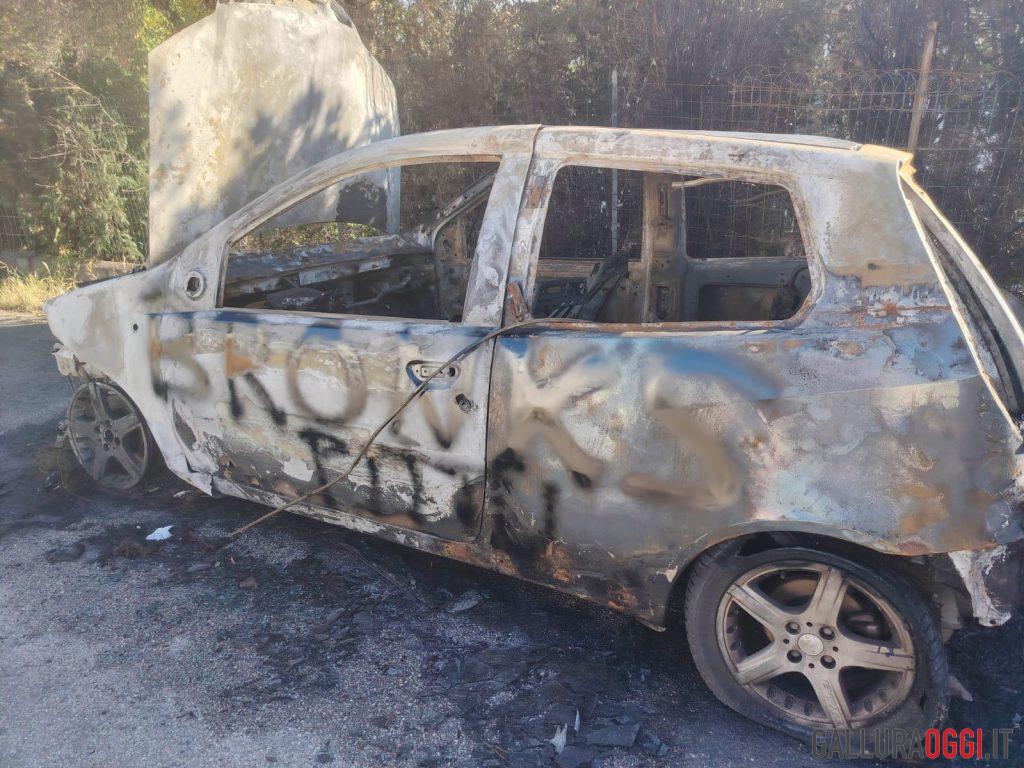 Degrado a Olbia, auto incendiata a Pittulongu abbandonata da mesi