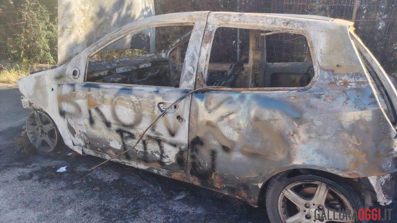 Degrado a Olbia, auto incendiata a Pittulongu abbandonata da mesi