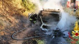 L'auto si ribalta e prende fuoco, un ferito grave ad Arzachena