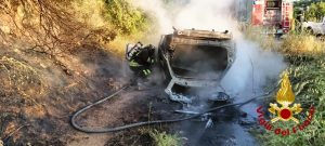 L'auto si ribalta e prende fuoco, un ferito grave ad Arzachena