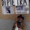 Si incatena in piazza ad Arzachena Rivoglio la mia casa