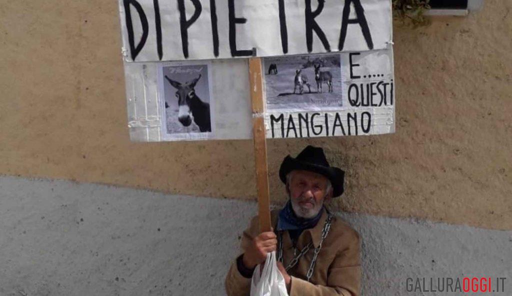 Si incatena in piazza ad Arzachena Rivoglio la mia casa