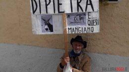 Si incatena in piazza ad Arzachena Rivoglio la mia casa