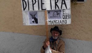 Si incatena in piazza ad Arzachena Rivoglio la mia casa