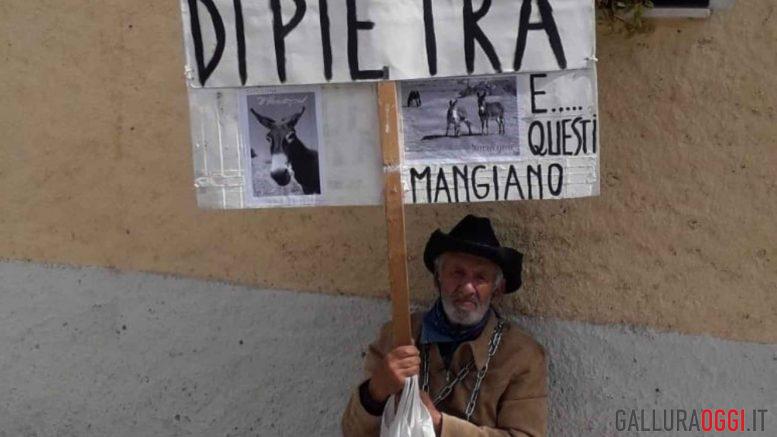 Si incatena in piazza ad Arzachena Rivoglio la mia casa