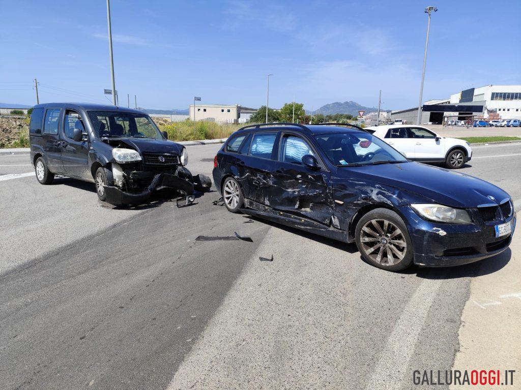 Violento scontro tra auto a Olbia, ci sono feriti