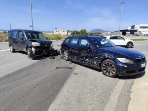 Violento scontro tra auto a Olbia, ci sono feriti