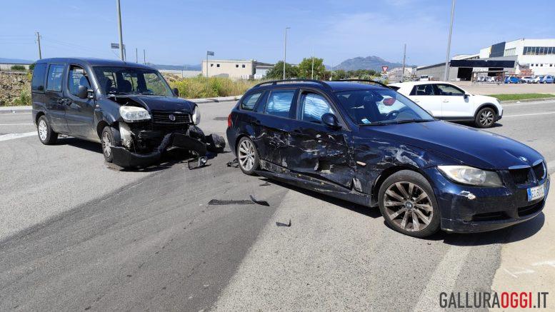 Violento scontro tra auto a Olbia, ci sono feriti