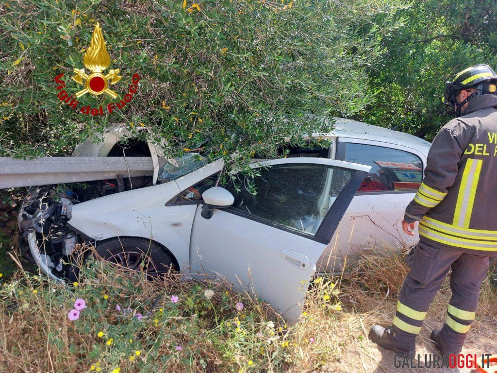 Auto si schianta contro guardrail, due feriti gravi a Budoni
