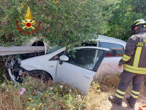 Auto si schianta contro guardrail, due feriti gravi a Budoni