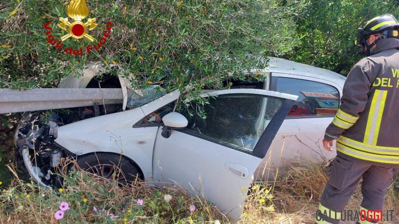 Auto si schianta contro guardrail, due feriti gravi a Budoni