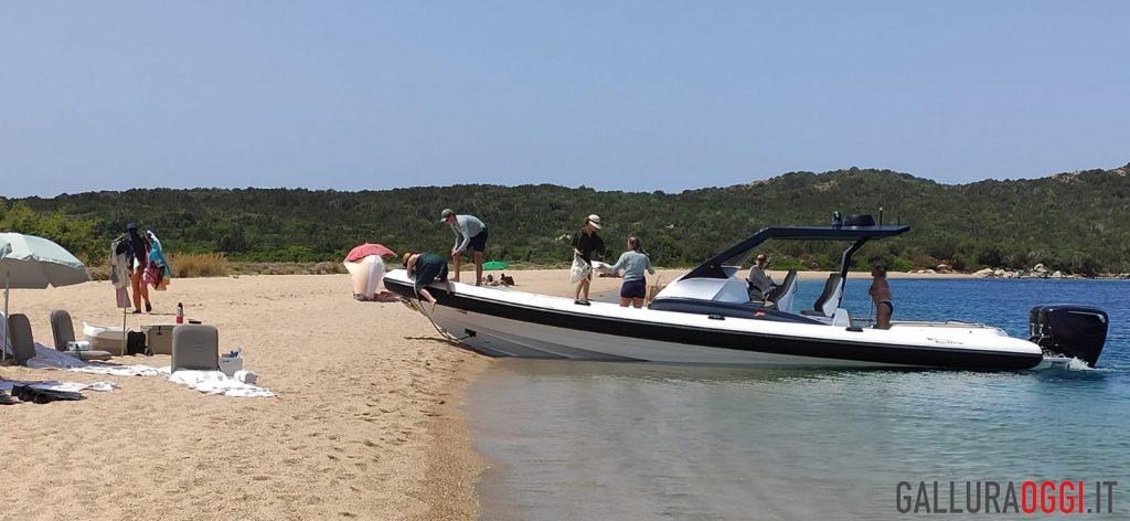 Barche senza regole a Porto Pollo, la rabbia dei bagnanti