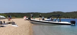 Barche senza regole a Porto Pollo, la rabbia dei bagnanti
