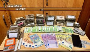 Droga in frigo e 16mila euro, arrestato un 20enne a Olbia