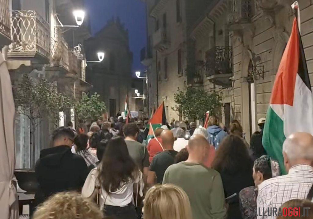 Tempio scende in piazza per Gaza, fiaccole e silenzio per la pace