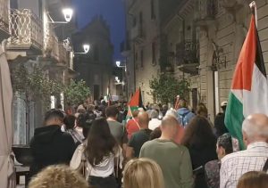 Tempio scende in piazza per Gaza, fiaccole e silenzio per la pace