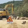 Via i massi pericolosi lungo la strada verso il mare di Arzachena