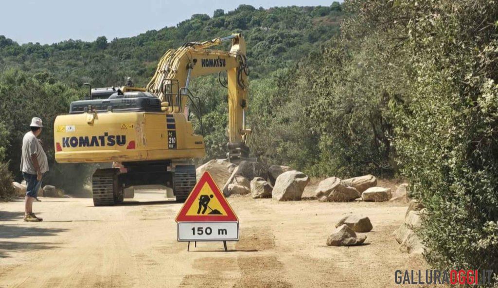 Via i massi pericolosi lungo la strada verso il mare di Arzachena