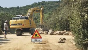 Via i massi pericolosi lungo la strada verso il mare di Arzachena