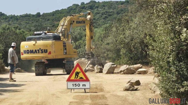 Via i massi pericolosi lungo la strada verso il mare di Arzachena