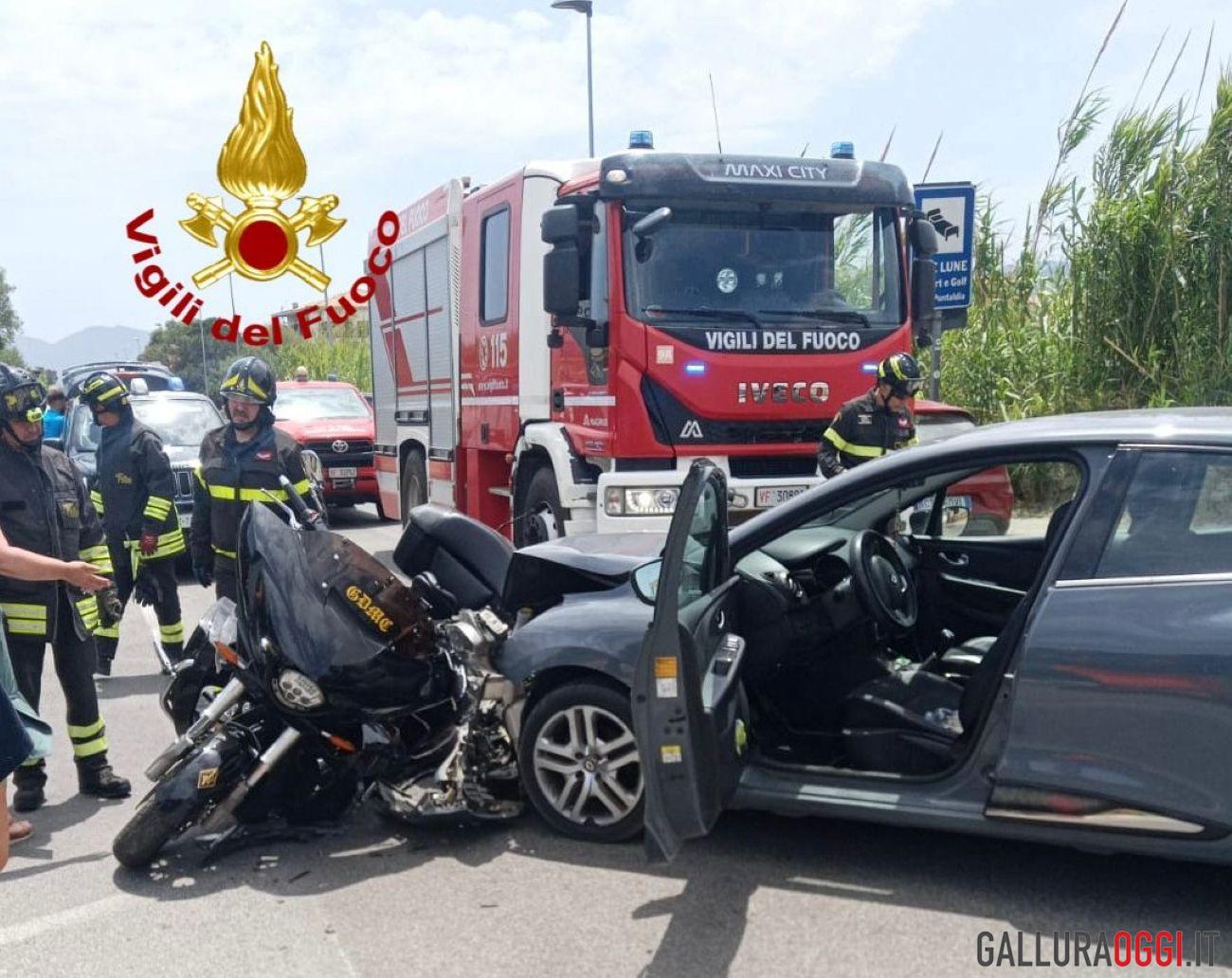 Scontro frontale tra auto e moto sulla 125, un ferito a Puntaldia