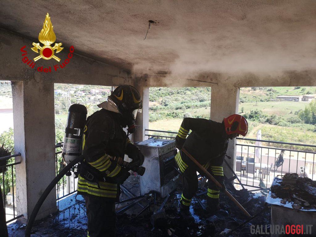 Incendio in casa a Budoni, fiamme in una veranda