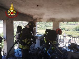 Incendio in casa a Budoni, fiamme in una veranda