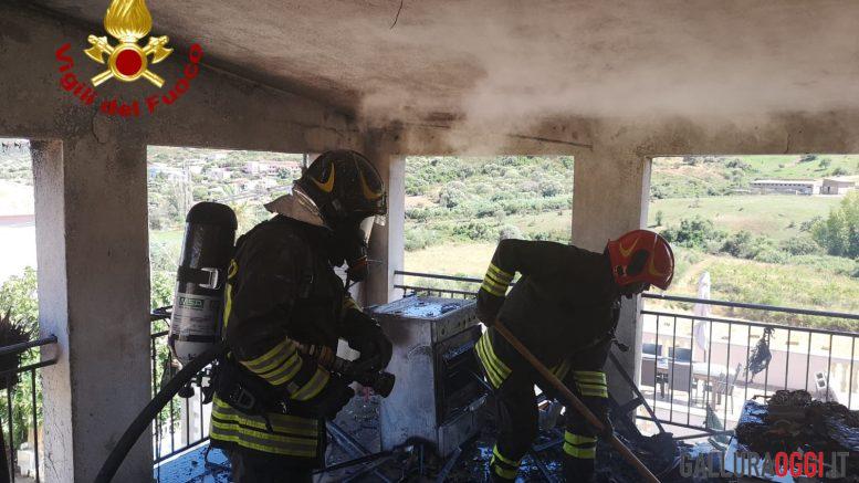 Incendio in casa a Budoni, fiamme in una veranda