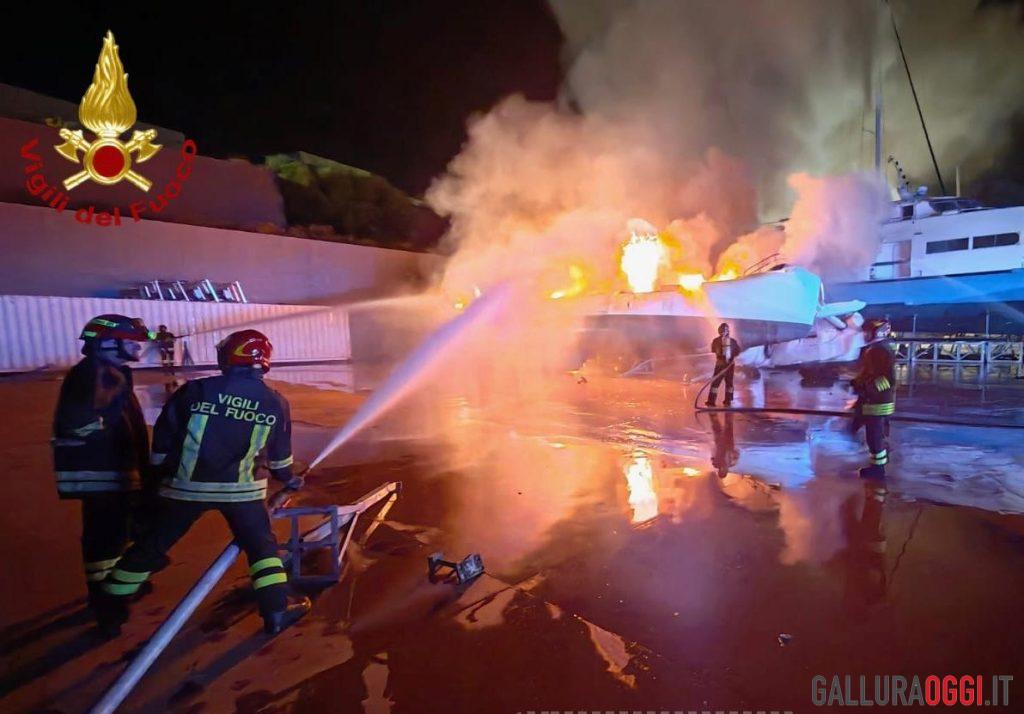 Incendio nella notte a Olbia, distrutto un catamarano di 25 metri