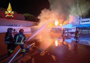 Incendio nella notte a Olbia, distrutto un catamarano di 25 metri