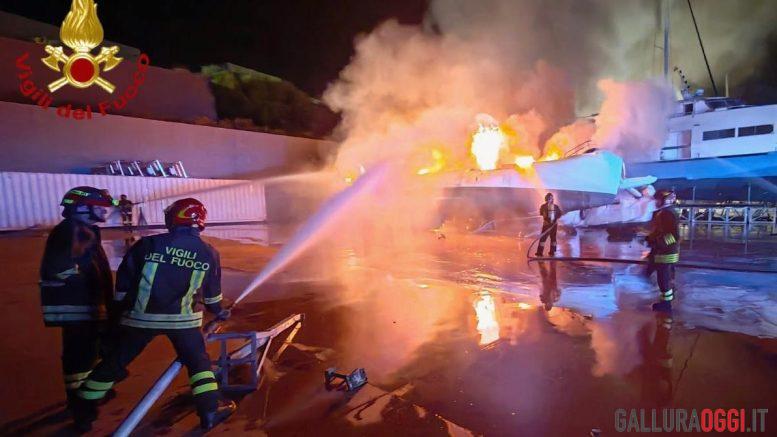 Incendio nella notte a Olbia, distrutto un catamarano di 25 metri