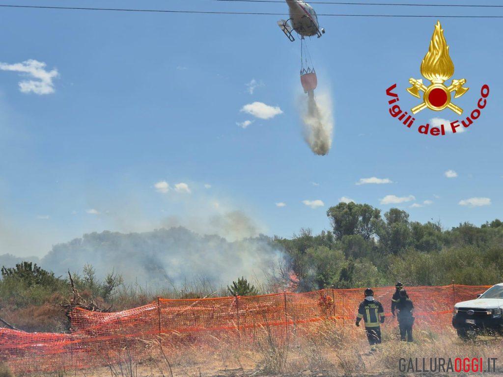 Incendio vicino all'aeroporto di Olbia, scalo chiuso per ore