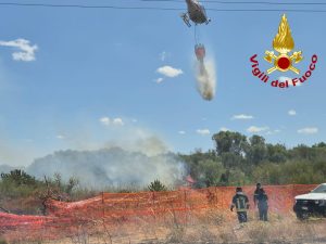 Incendio vicino all'aeroporto di Olbia, scalo chiuso per ore