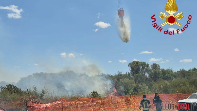 Incendio vicino all'aeroporto di Olbia, scalo chiuso per ore