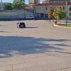 Con l'auto scende i gradini di piazza San Simplicio, follia a Olbia